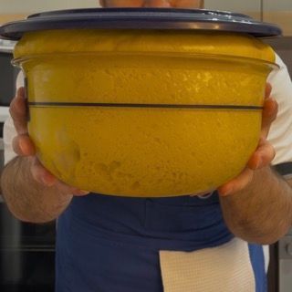 L'impasto triplicato di volume dopo la lievitazione