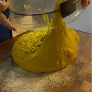Impasto lievitato rovesciato su un piano infarinato
