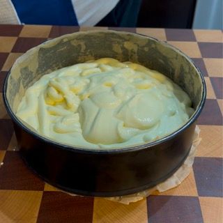 Un impasto per torta in una padella su un tavolo a scacchi