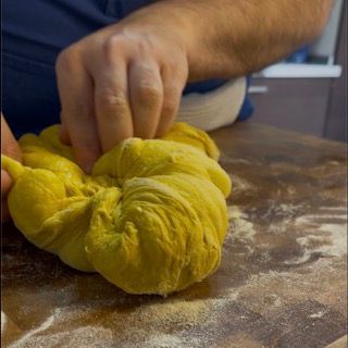Mani che chiudono l'impasto formando un panetto stretto