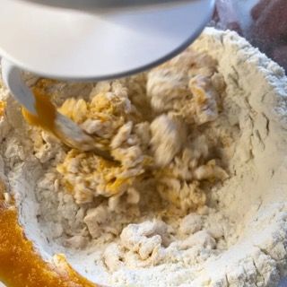 Impasto alla zucca che si forma in planetaria