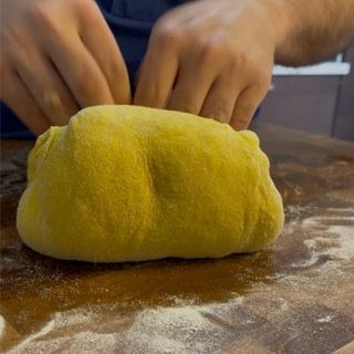 Panetto di pizza alla zucca su una teglia infarinata