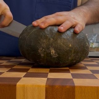 Zucca Delica lavata e tagliata a metà