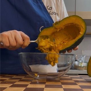 semi e filamenti rimossi dalla zucca con un cucchiaio