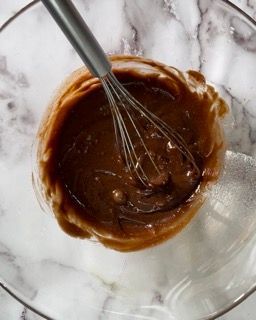 Farina setacciata sull'impasto del brownie