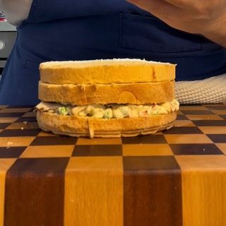 Terza fetta di pane posizionata per la farcitura di carne.