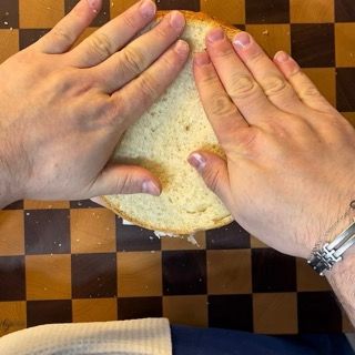 Chiusura del primo strato con la seconda fetta di pane.