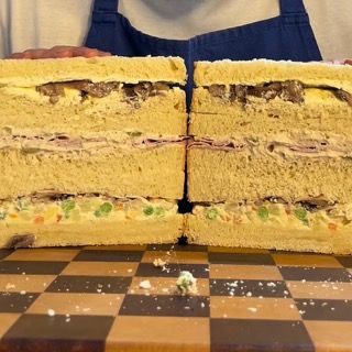 Panettone gastronomico farcito diviso in settori che stanno in piedi da soli.