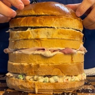 Riposizionamento della calotta sul panettone farcito