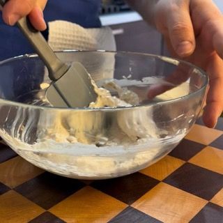 Salsa tonnata rustica pronta per essere spalmata sul panettone.