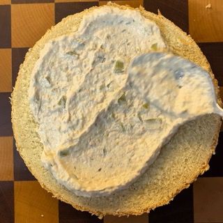 Salsa stesa accuratamente fino al bordo esterno.