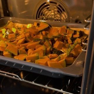 Zucca arrostita, tenera e caramellata, pronta per condire