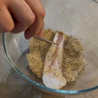 Fettine di guanciale passate in un mix di zucchero di canna e pepe