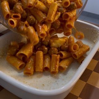 Una ciotola di pasta viene versata in una casseruola