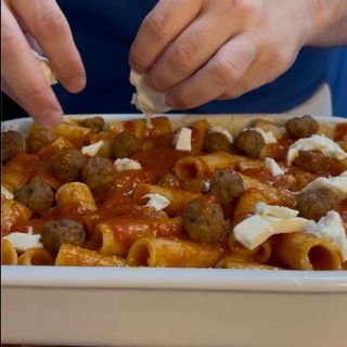 Una casseruola piena di polpette di pasta e formaggio