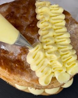 Un primo piano di un dolce glassato con glassa gialla