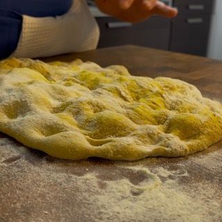 Impasto della pizza sistemato in una teglia 40x30 ben oliata