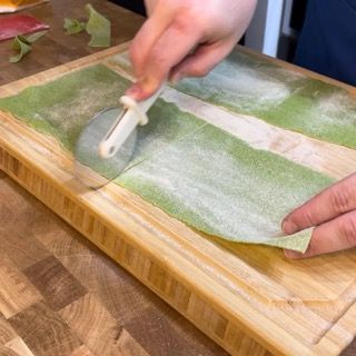 Rettangoli di pasta per lasagne tagliati a misura.