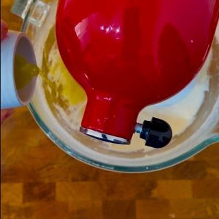 Olio EVO versato a filo nell'impasto