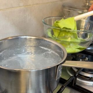 Sfoglie scolate e immerse in una ciotola con acqua e ghiaccio.