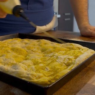 Base della pizza alla zucca che cuoce sul ripiano basso del forno a 250 gradi