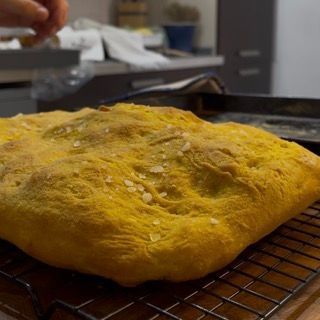 Base della pizza cotta, dorata e alveolata
