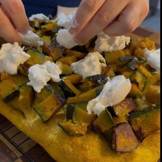 Pizza alla zucca finita, con l'aggiunta finale del guanciale croccante.