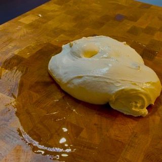 Impasto alla zucca liscio, elastico e di colore arancione