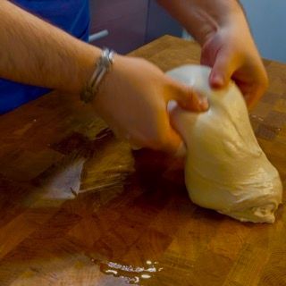 Impasto rovesciato su un piano di lavoro