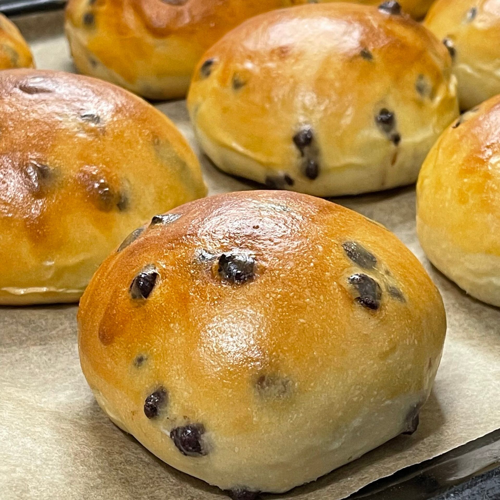 Un mucchio di panini al cioccolato sono appoggiati su un tavolo.