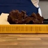 Panetto di frolla al cacao lavorato brevemente sul piano