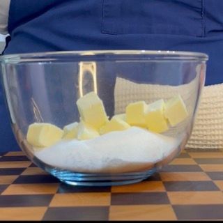 Versamento di farina, zucchero, burro freddo, sale e vaniglia in ciotola per avviare la crumble ricetta.