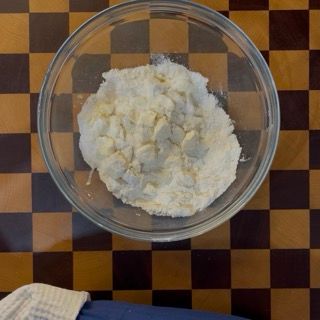 Pizzicamento dell'impasto con i polpastrelli per creare la caratteristica consistenza del crumble originale.
