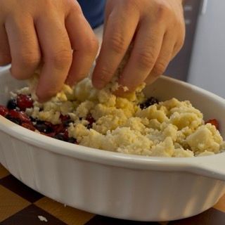 Copertura totale dei frutti rossi con le briciole burrose per la crumble ai frutti di bosco ricetta perfetta.