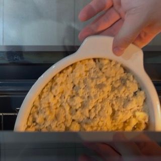 Bollitura dei succhi di lamponi e mirtilli sotto la frolla croccante durante la cottura della crumble ricetta.
