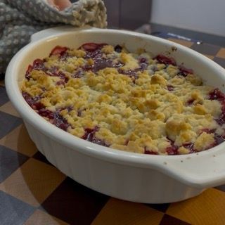 Sfornatura del crumble ai frutti rossi con una splendida crosticina dorata e croccante in superficie.