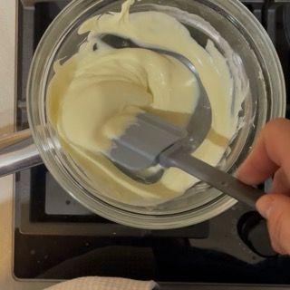 Scioglimento del cioccolato bianco a bagnomaria per la ganache gourmet del crumble ai frutti di bosco ricetta.