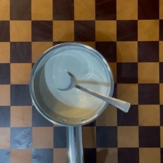 Controllo della temperatura della panna a 65 gradi per non farla bollire e rovinare la crema del crumble.