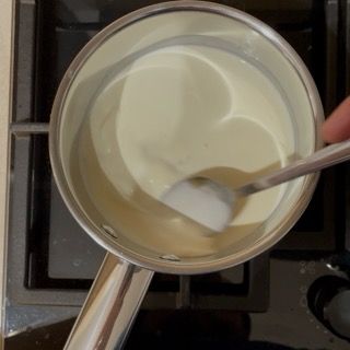 Panna calda vanigliata pronta da unire al cioccolato bianco per accompagnare il dolce crumble ricetta originale.