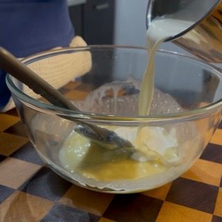 Inspessimento del cioccolato bianco fuso, primo step vitale dell'emulsione morbida per il crumble ai lamponi.