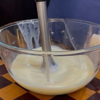 Emulsione della ganache con mixer ad immersione per renderla setosa per la ricetta crumble frutti di bosco.