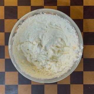Consistenza finale spumosa e stabile della ganache montata perfetta per il caldo crumble ai frutti di bosco.