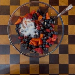 Frutti rossi appena scolati e pronti per essere conditi per il vero crumble ai frutti di bosco ricetta.