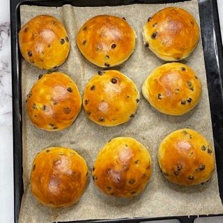 Un mucchio di rotoli di gocce di cioccolato su una teglia da forno
