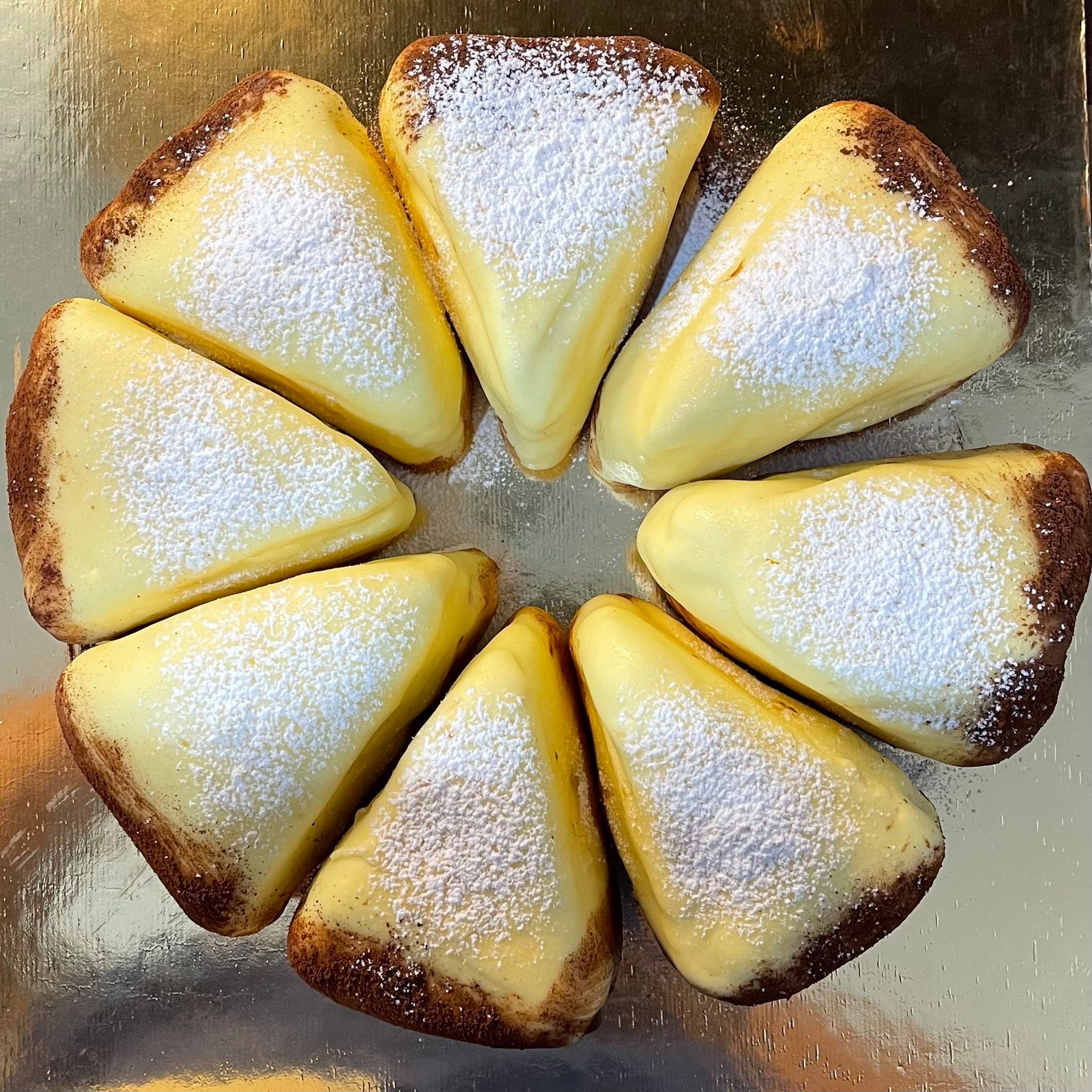 Un cerchio di fette di torta con zucchero a velo sopra