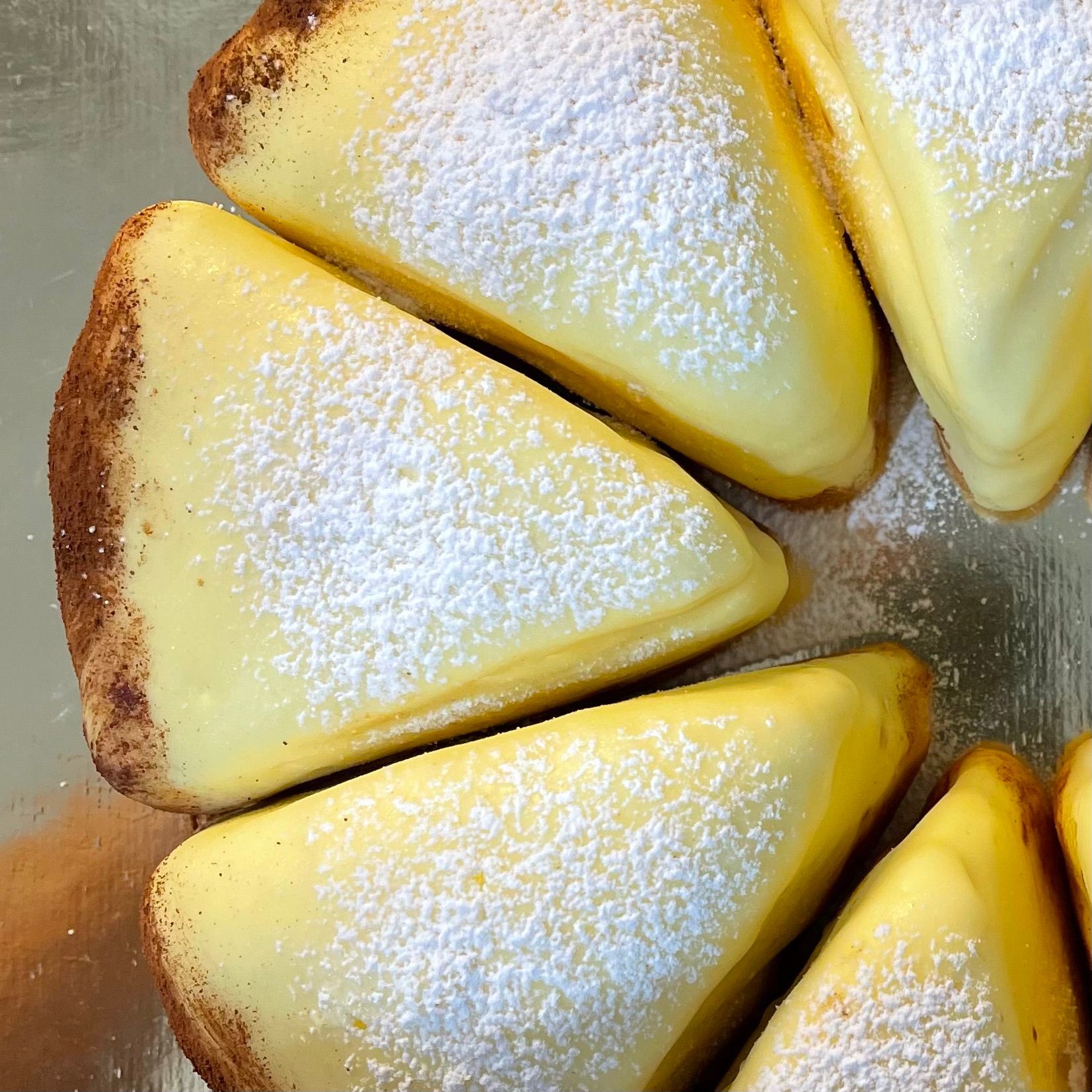 Un primo piano di fette di torta con zucchero a velo sopra