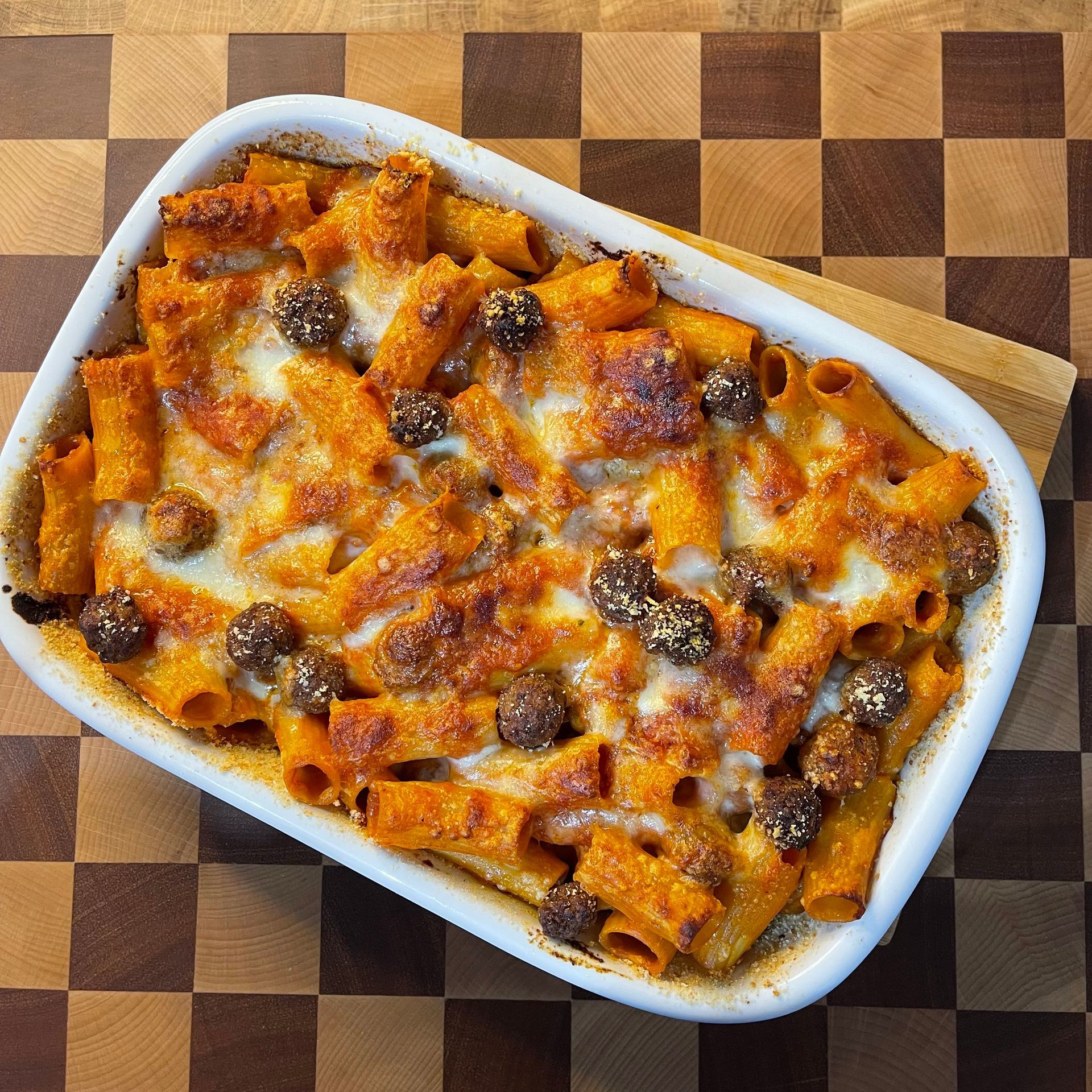 Una casseruola piena di pasta e formaggio su una tovaglia a quadri