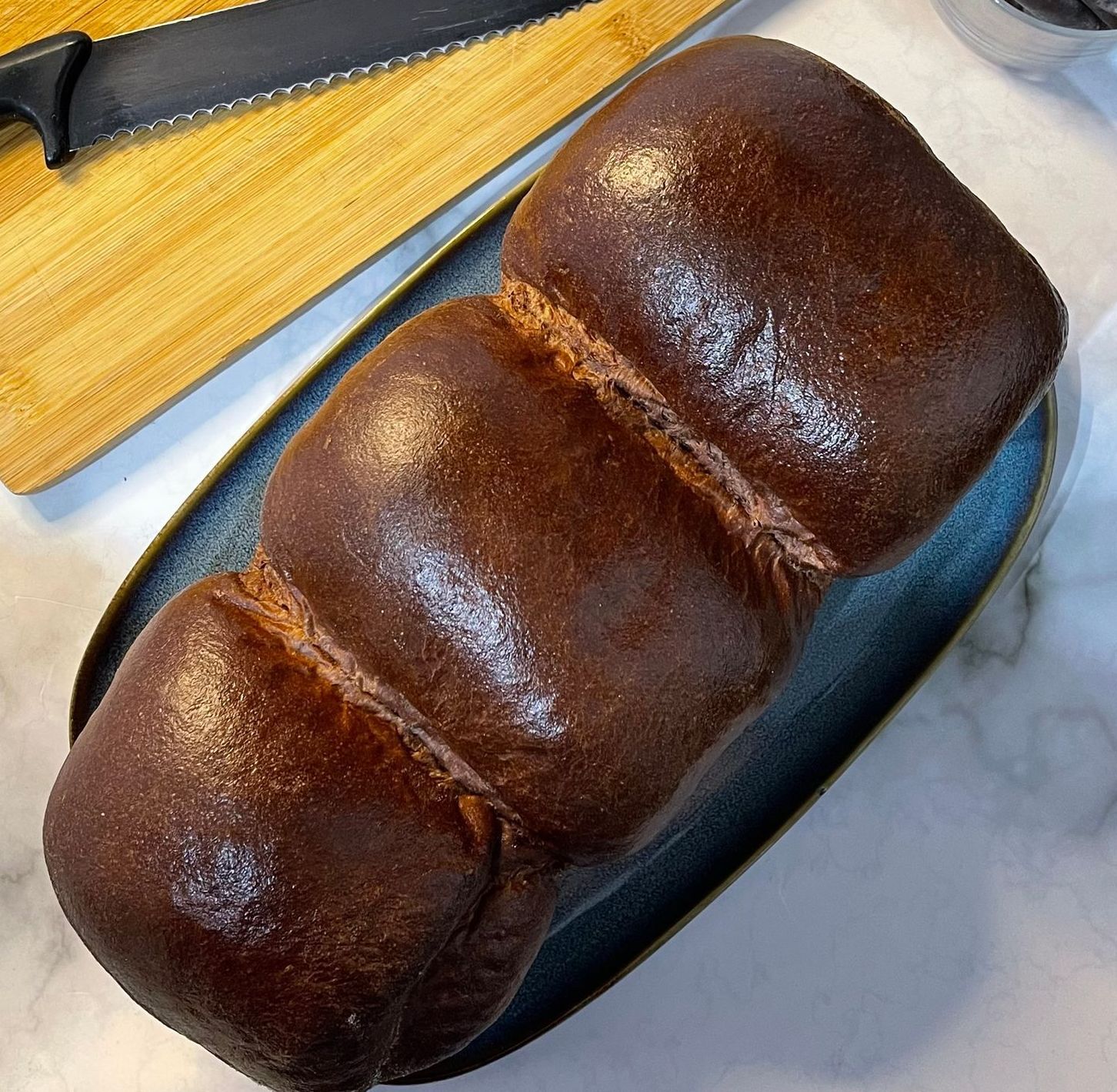 Una pagnotta di pane al cioccolato è su un piatto blu