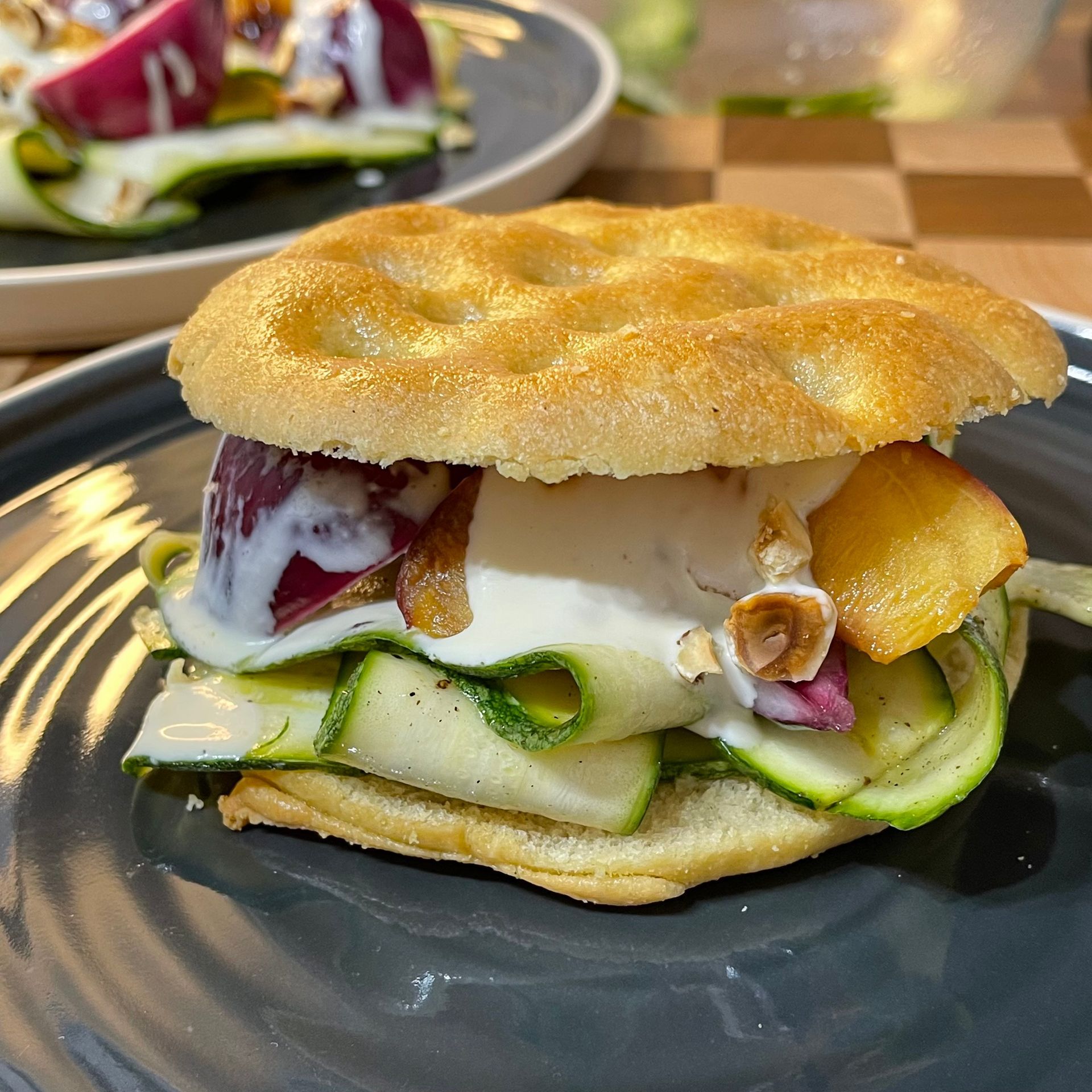 Focaccine pesche e zucchine marinate