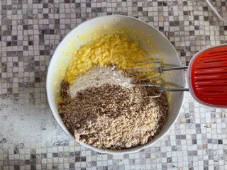 Una ciotola di cibo con un mixer dentro su un tavolo.